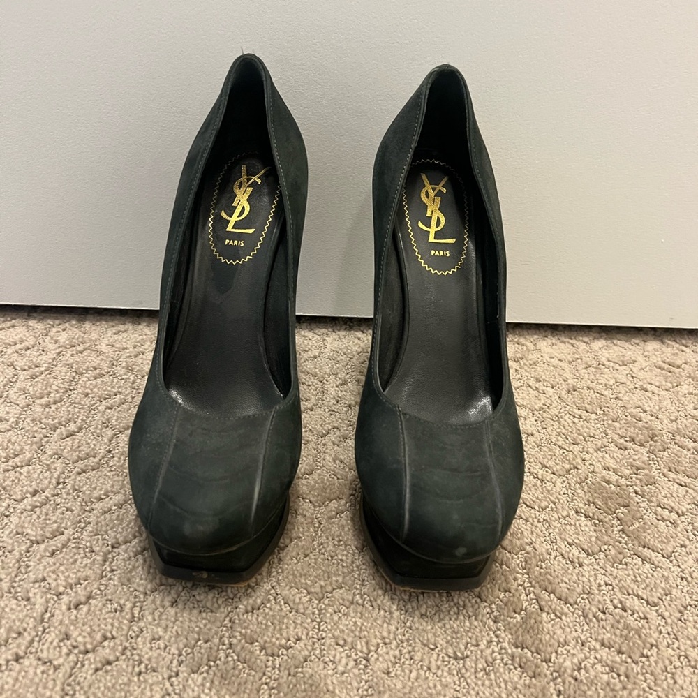 Yves Saint Laurent Black Heels Sleek Design